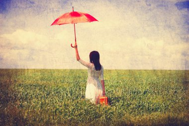 bavul ve şemsiye ile genç kadın