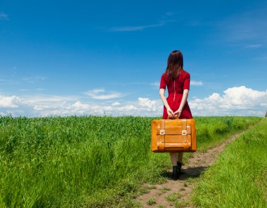 Bavullu genç kadın.