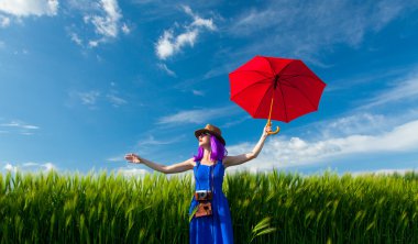 kamera ve şemsiye ile genç kadın