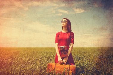 Bavullu genç kadın.