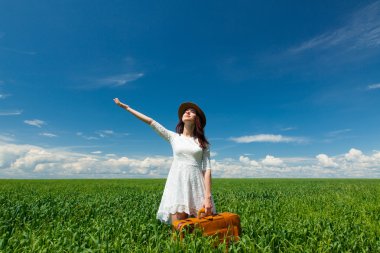 Bavullu genç kadın.