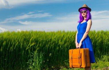 Bavullu genç kadın.