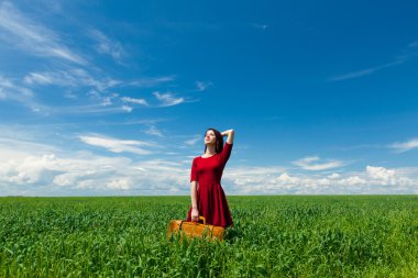 Bavullu genç kadın.