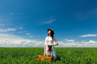 genç kadın ile bavul ve fotoğraf makinesi