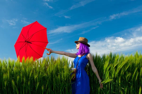 Mladá žena s kamerou a deštník — Stock fotografie