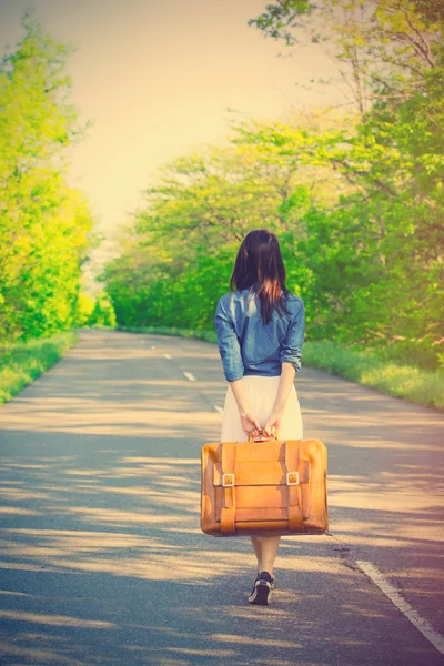 Jonge vrouw met koffer — Stockfoto