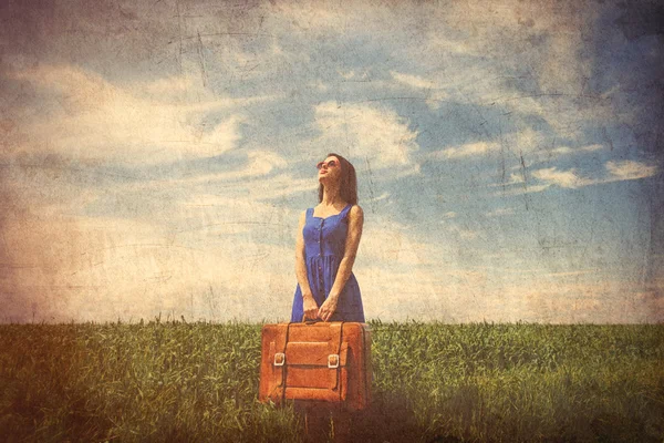 Jonge vrouw met koffer — Stockfoto