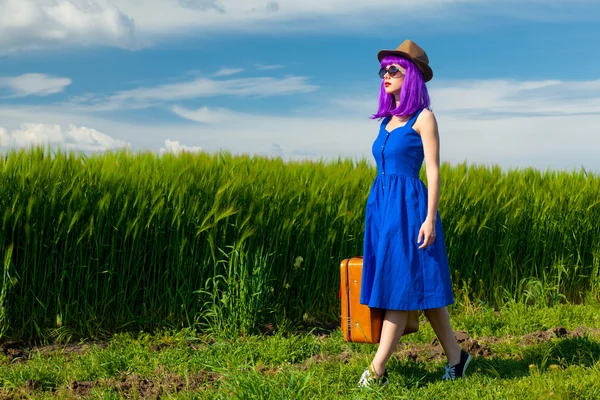 Jonge vrouw met koffer — Stockfoto