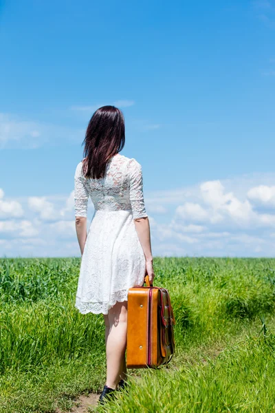 Jonge vrouw met koffer — Stockfoto