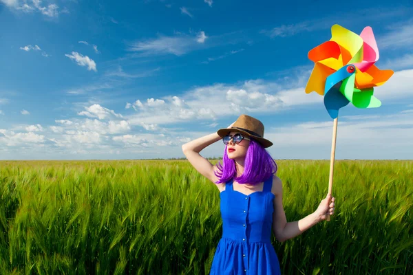 Junge Frau mit Windspielzeug — Stockfoto