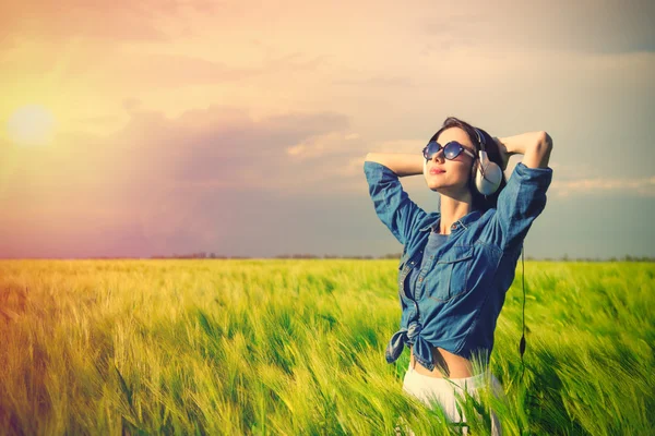 Giovane donna con auricolari — Foto Stock