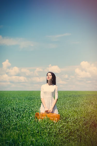 Jeune femme avec valise — Photo