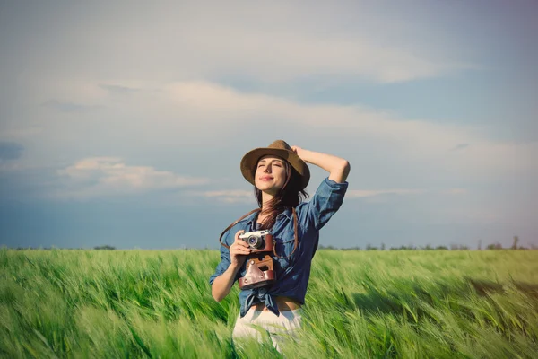 Jeune femme avec caméra — Photo