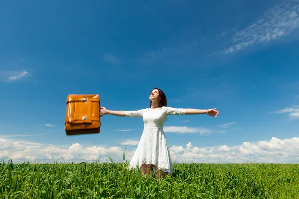 Jeune femme avec valise — Photo