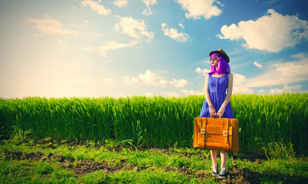 Jeune femme avec valise — Photo