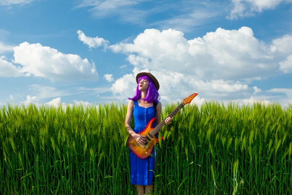 Jonge vrouw met gitaar — Stockfoto
