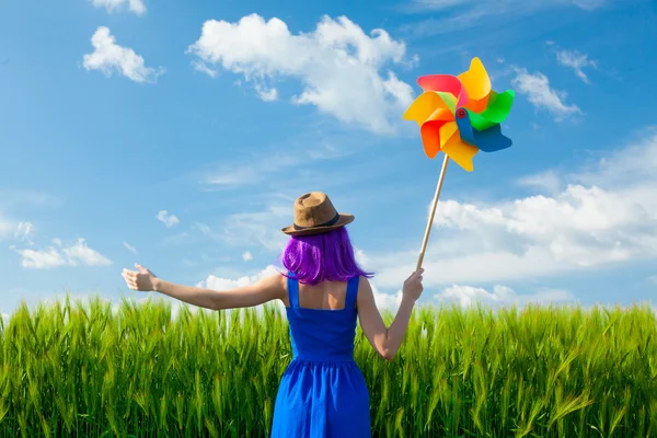 Giovane donna con giocattolo del vento — Foto Stock