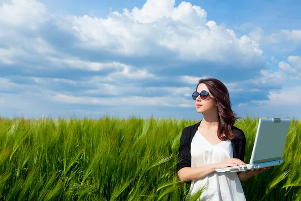 Jonge vrouw met laptop — Stockfoto