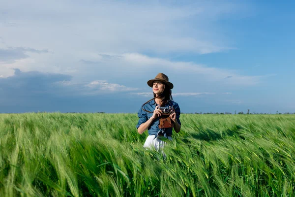 Mladá žena s kamerou — Stock fotografie