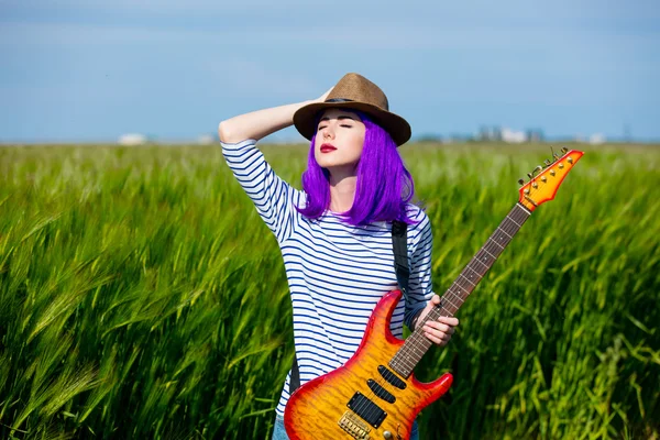 ギターを持つ若い女性は — ストック写真