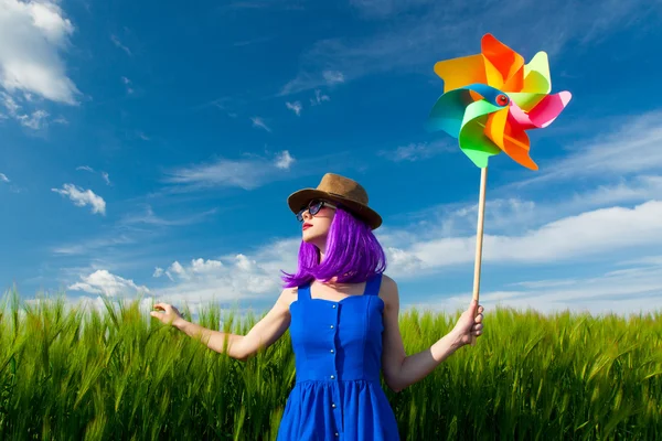 Jonge vrouw met wind speelgoed — Stockfoto