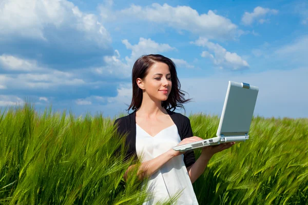 Jonge vrouw met laptop — Stockfoto