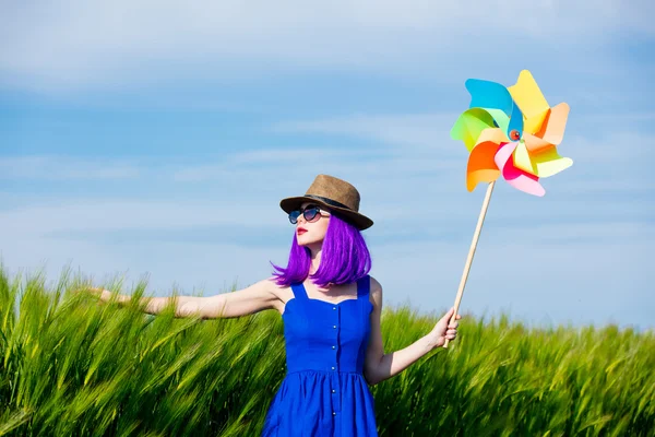Молода жінка з вітровою іграшкою — стокове фото