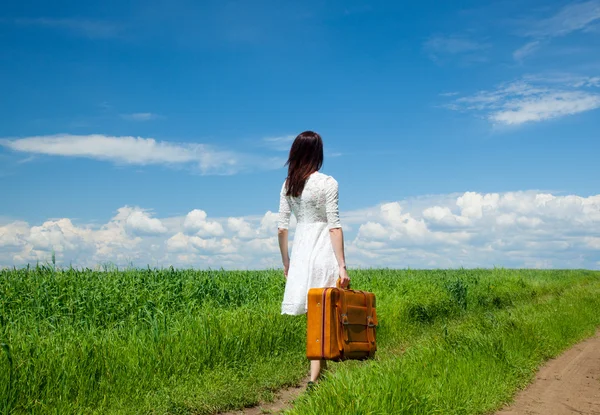 여행 가방을 든 젊은 여자 — 스톡 사진