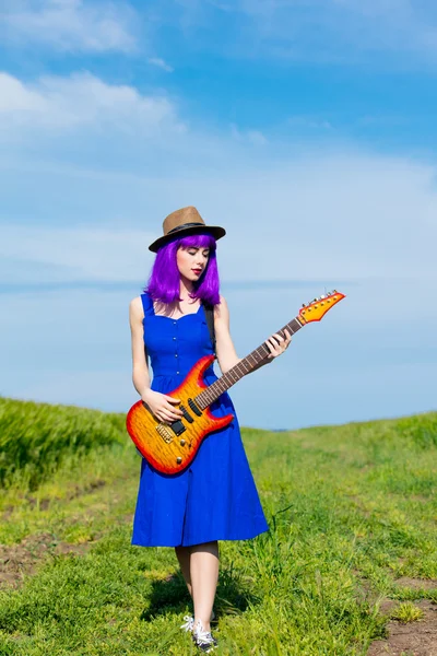 Jonge vrouw met gitaar — Stockfoto