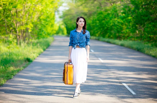 Junge Frau mit Koffer — Stockfoto