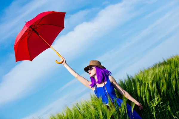 Jeune femme avec caméra et parapluie — Photo