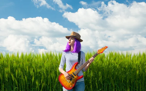 Ung kvinna med gitarr — Stockfoto