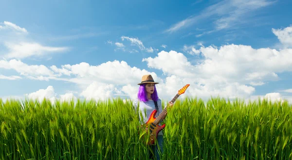 Jovem mulher com guitarra — Fotografia de Stock