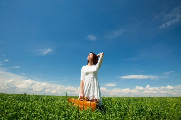 Jeune femme avec valise — Photo