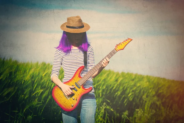 Jovem mulher com guitarra — Fotografia de Stock