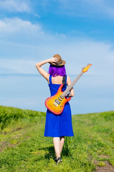 Jovem mulher com guitarra — Fotografia de Stock