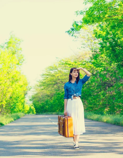 Jeune femme avec valise — Photo