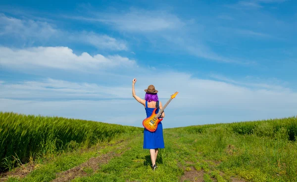 Jonge vrouw met gitaar — Stockfoto