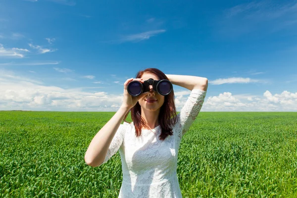 Mulher jovem com binocular — Fotografia de Stock
