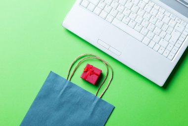 hediye, alışveriş çantası ve dizüstü