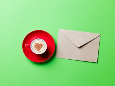 Kırmızı fincan kahve ve zarf 