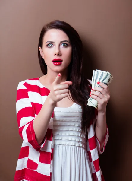 Молодая женщина с деньгами — стоковое фото