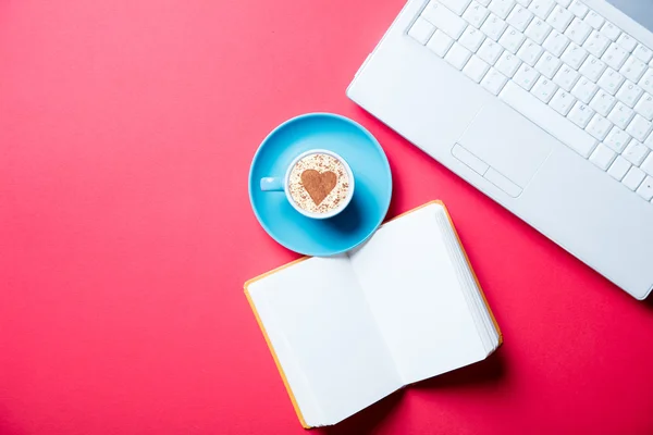 Cup, notebook and laptop — Stock Photo, Image