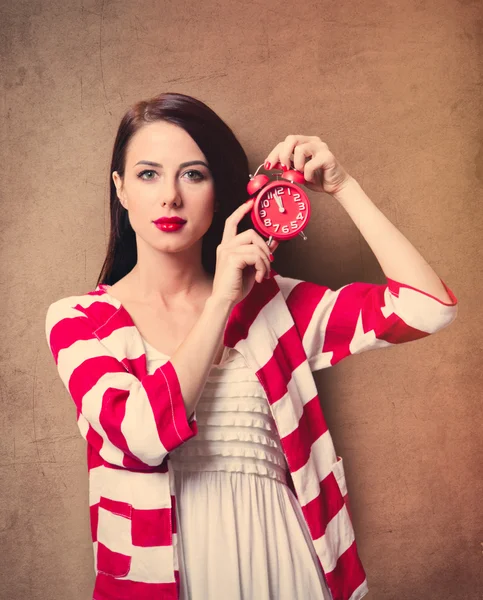 Jeune femme avec horloge — Photo