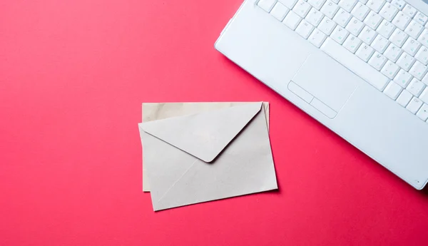 Envelopes e laptop no vermelho — Fotografia de Stock