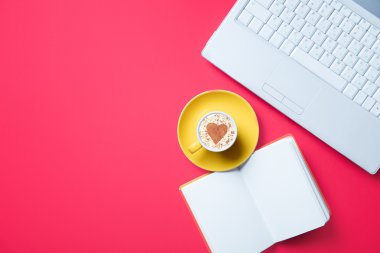 Kupası, defter ve laptop