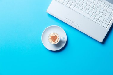 fincan kahve ve dizüstü