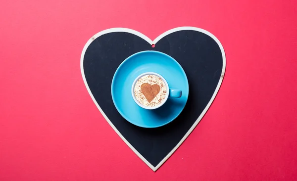 Blue cup of coffee and board — Stock Photo, Image