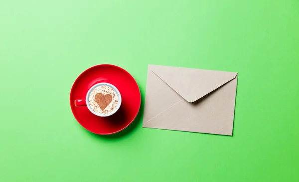 Xícara vermelha de café e envelope — Fotografia de Stock