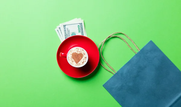 Tasse, Geld und Einkaufstasche — Stockfoto